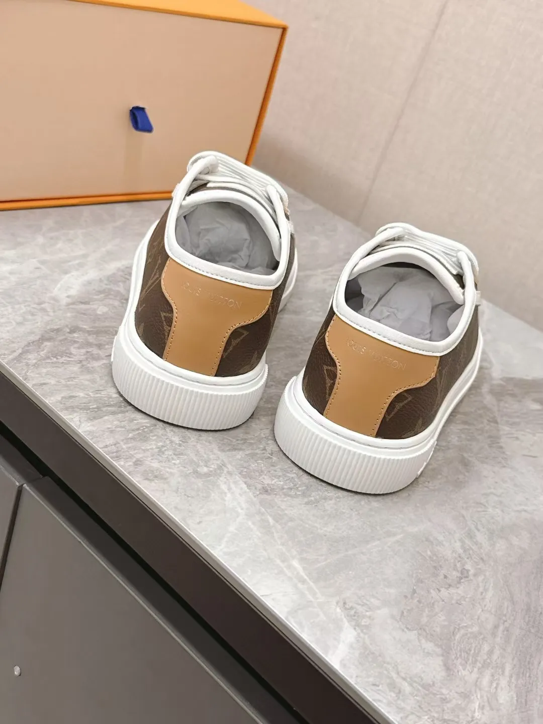👟👟Ex-factory price 420👟👟 LV Louis Vuitton L Home Donkey Brand’s latest Lagoon series Thick-soled denim denim Embossed Presbyopia Thick-soled Casual sneakers Skateboard shoes Original purchase and development Production This Lagoon sneaker is made of Monogram denim, injecting a retro flavor into the classic design. The Louis Vuitton logo pops out from the leather trim, and the inscribed eyelets, trim and laces highlight the exquisite details. The rubber outsole embellished with Monogram flowers completes the whole. Exquisitely packaged at the delivery counter🛍📦 ▪️ Fabric: Original imported custom first-layer cowhide ▪️ Lining: Original imported cowhide lining ▪️ Sole: Original open-molded non-slip TPU material ▪️ Bottom thickness: 2.5CM ▪️ Size: Women's size 35-40 (41, 42 can be customized)